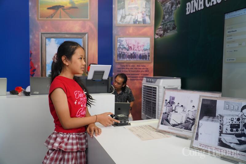 Các em nhỏ trải nghiệm tạo mật mã Morse.