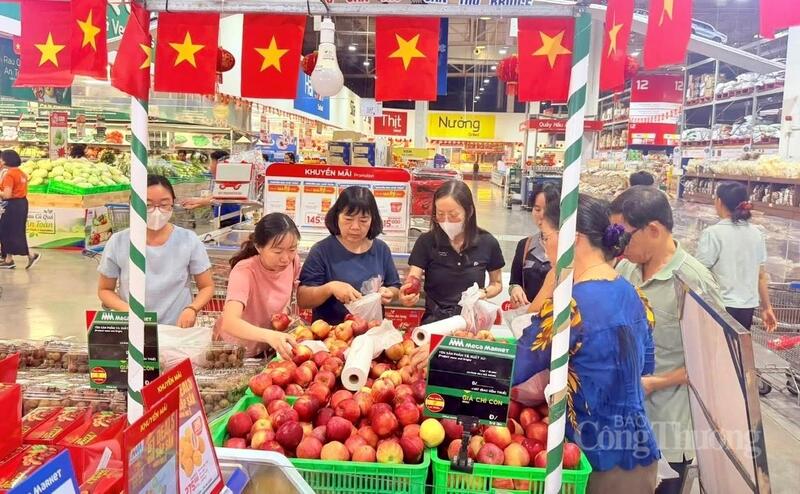 Các chương trình khuyến mại trong dịp lễ giúp nhiều gia đình tiết kiệm chi phí đáng kể trong cao điểm mua sắm.