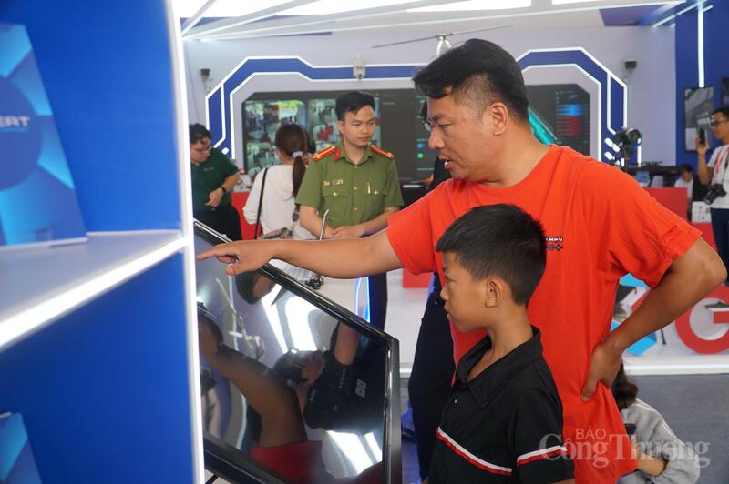 Tại các khu vực trưng bày, Ban tổ chức đã ứng dụng công nghệ số hiện đại để tăng trải nghiệm và tương tác với người dân, du khách.