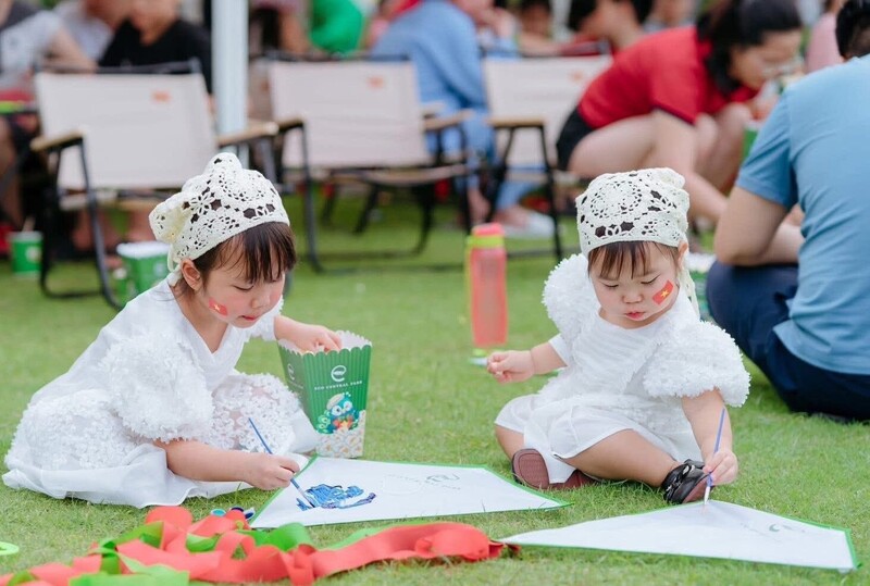 Rất đông gia đình tham gia hoạt động dã ngoại ven các phường trung tâm của tỉnh