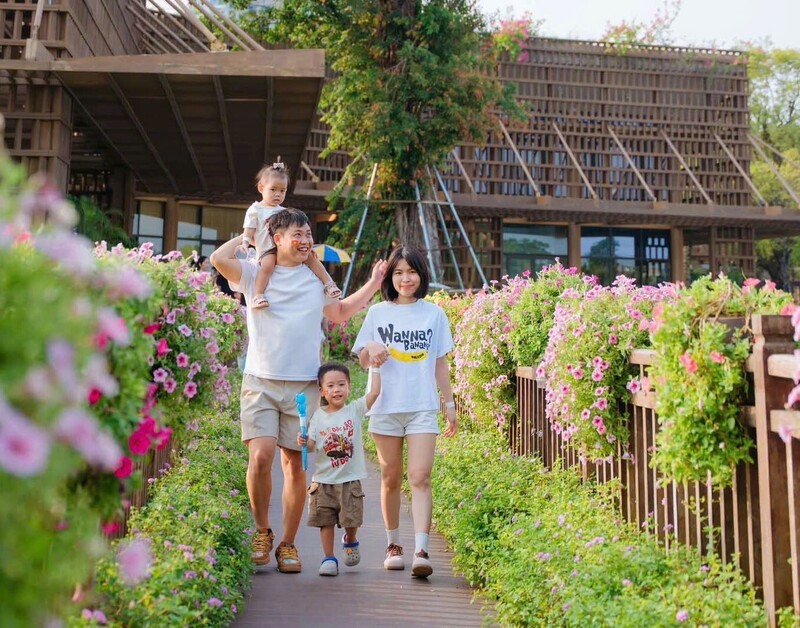 Góc không gian rực sắc hoa tại một khu đô thị