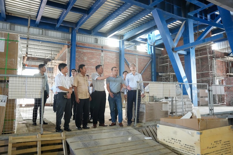 Lãnh đạo UBND thành phố Huế cùng đại diện các sở, ban ngành thị sát và tháo gỡ khó khăn, vướng mắc các dự án tại KCN Phong Điền. Ảnh: Nguyễn Tuấn