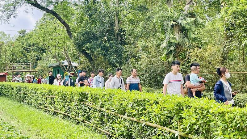 Đông đảo người dân muôn phương đã về Khu di tích Quốc gia đặc biệt Kim Liên để dâng hương, dâng hoa tưởng niệm, bày tỏ lòng biết ơn sâu sắc với công lao to lớn của Chủ tịch Hồ Chí Minh