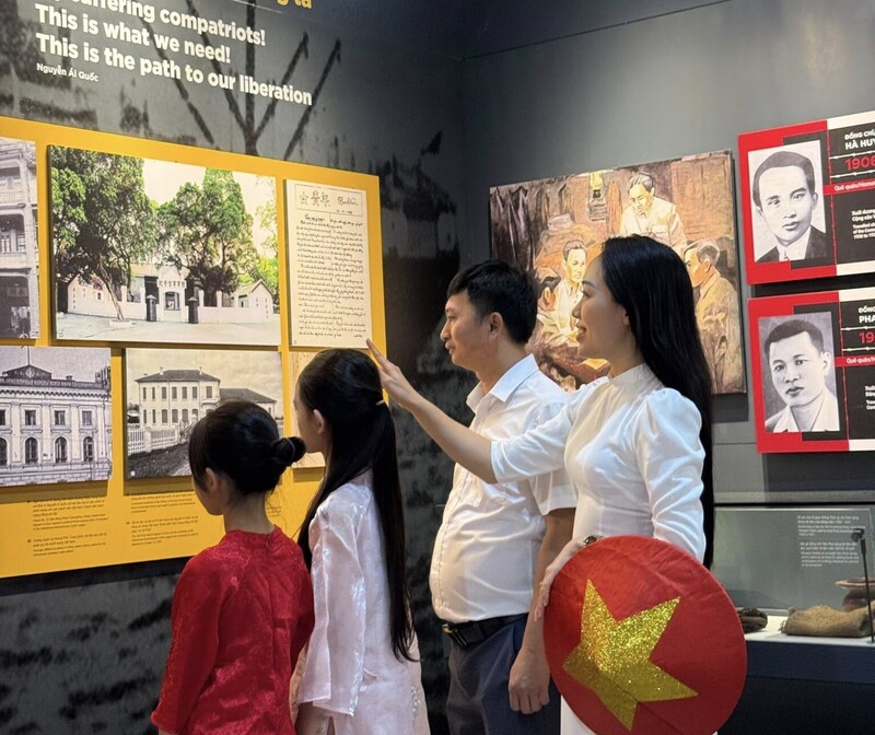 Rất đông các gia đình đã đi tham quan các di tích lịch sử - văn hoá; giáo dục cho con trẻ về lịch sử quê hương và truyền thống yêu nước