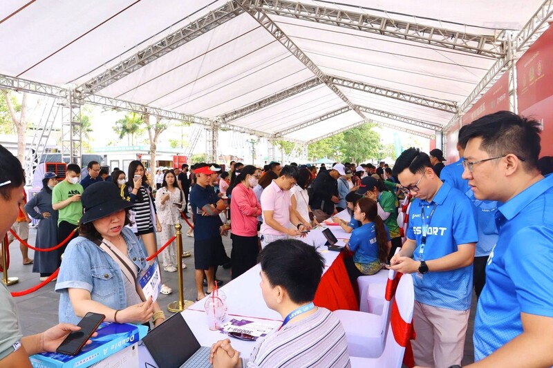 Tại Quảng trường Hồ Chí Minh, đông đảo người dân đã đăng ký tham gia giải chạy "Hành trình theo chân Bác - Vì an ninh Tổ quốc năm 2026".