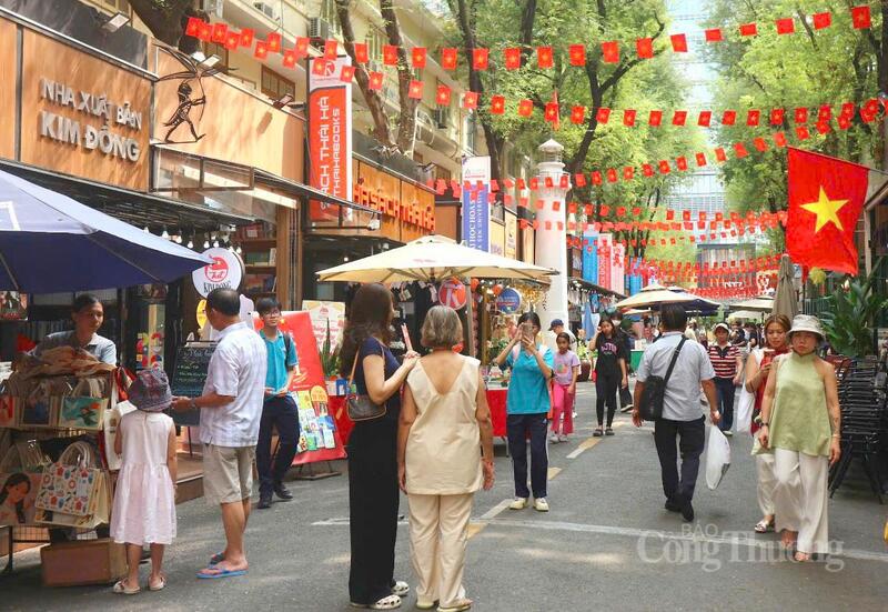 Đường sách TP. Hồ Chí Minh cũng trở thành điểm đến thu hút đông đảo người dân và du khách trong dịp nghỉ lễ nghỉ 30/4 và 1/5.