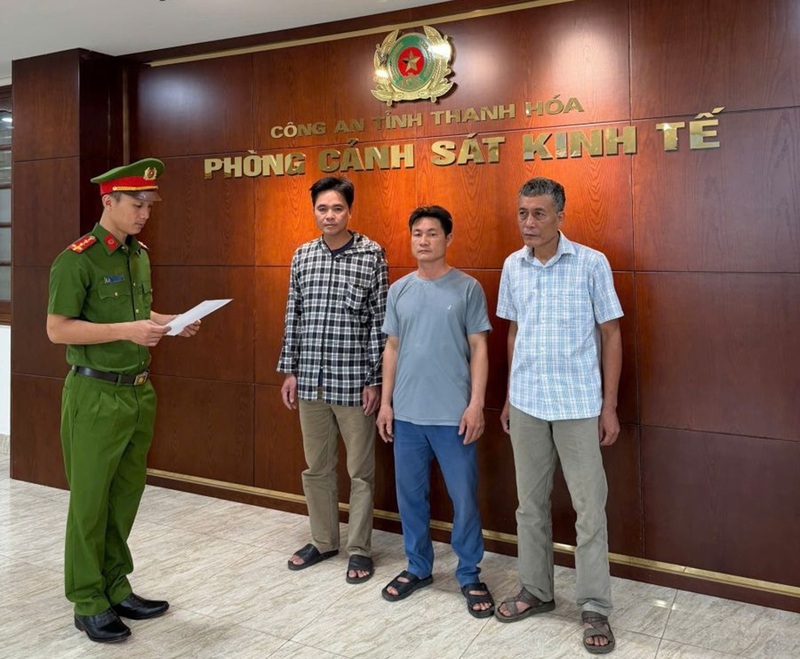 Các đối tượng Nguyễn Văn Chiến, Lê Văn Trung và Nguyễn Khắc Nguyên tại cơ quan Công an. Ảnh: Công an Thanh Hóa