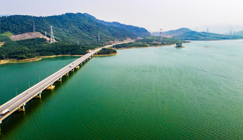 Nằm nép mình giữa phía Tây Nam của tỉnh Thanh Hóa, với diện tích khoảng 2.800 ha, hồ Yên Mỹ là một trong những hồ nước ngọt lớn của tỉnh. Không chỉ đảm nhiệm vai trò quan trọng trong điều tiết thủy lợi, hồ Yên Mỹ còn sở hữu hệ sinh thái phong phú cùng cảnh quan tự nhiên nguyên sơ, tạo nền tảng thuận lợi cho phát triển du lịch sinh thái. Ảnh: Quốc Anh