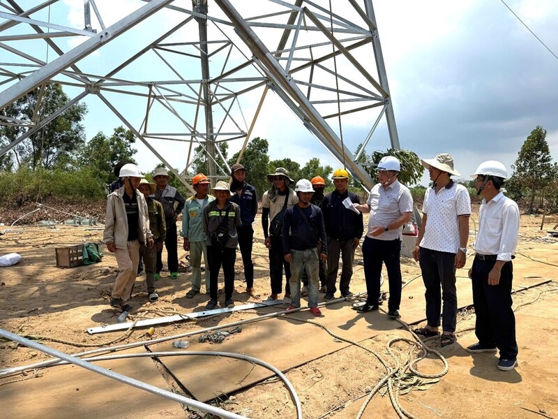 Lãnh đạo EVNSPC tặng quà động viên lực lượng thi công làm xuyên lễ 30/4-01/5 trên các công trình tại tỉnh Đồng Nai.