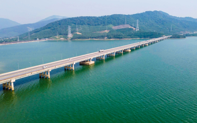 Điểm nhấn nổi bật là cầu Yên Mỹ trên tuyến cao tốc Bắc - Nam phía Đông bắc qua hồ Yên Mỹ. Cây cầu này không chỉ đảm nhiệm vai trò hạ tầng giao thông quan trọng mà còn tạo nên dấu ấn cảnh quan đặc sắc, góp phần tôn lên vẻ đẹp hài hòa giữa công trình hiện đại và thiên nhiên sơn thủy. Ảnh: Quốc Anh