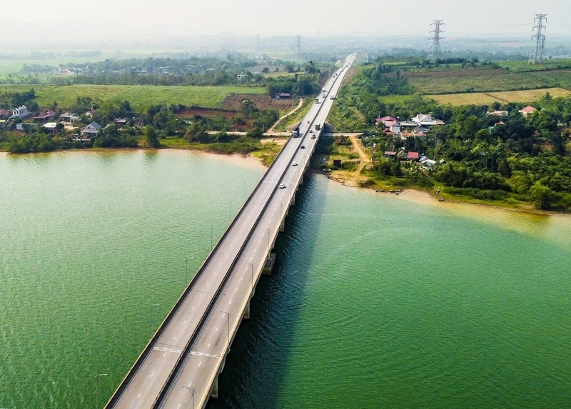 Từ đây, du khách có thể dễ dàng tiếp cận và chiêm ngưỡng toàn cảnh “viên ngọc xanh” của xứ Thanh từ một góc nhìn mới mẻ, giàu trải nghiệm. Ảnh: Quốc Anh