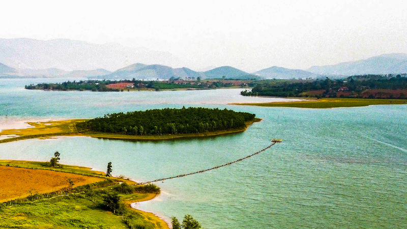 Hồ được bao bọc bởi những dãy núi cao ở ba phía đông, tây và nam, tạo nên thế “tựa sơn hướng thủy” hiếm gặp. Ảnh: Quốc Anh