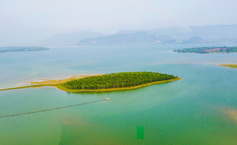 Những cánh rừng xanh, xen lẫn thung lũng tự nhiên và triền đồi thoai thoải, hình thành nên các eo hồ, bán đảo hoang sơ. Tất cả hòa quyện, tạo nên một không gian khoáng đạt, đẹp như bức tranh thủy mặc, vừa hùng vĩ, vừa nên thơ. Ảnh: Quốc Anh
