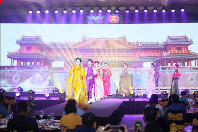 Không gian Gala Dinner “Lotus Night” tái hiện đậm nét bản sắc văn hóa Việt Nam với các tiết mục biểu diễn nhạc cụ dân tộc, trình diễn áo dài cùng các hoạt động trải nghiệm như nặn tò he, vẽ nón lá, làm túi thơm... Qua đó, lan tỏa thông điệp về một Việt Nam giàu bản sắc, đồng thời là cầu nối thúc đẩy hợp tác và gắn kết cộng đồng hàng không ASEAN.