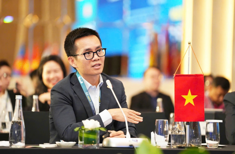 Ngày 30/4/2026, Phó Tổng giám đốc Vietnam Airlines Nguyễn Quang Trung báo cáo kết quả AAM49 tại phiên toàn thể ATWG53. Thông qua diễn đàn AAM 49, các hãng hàng không cùng thống nhất tiếng nói chung, thúc đẩy hội tụ chính sách, nâng cao năng lực cạnh tranh, đồng thời hướng tới mục tiêu phát triển bền vững, thích ứng với các thách thức toàn cầu.