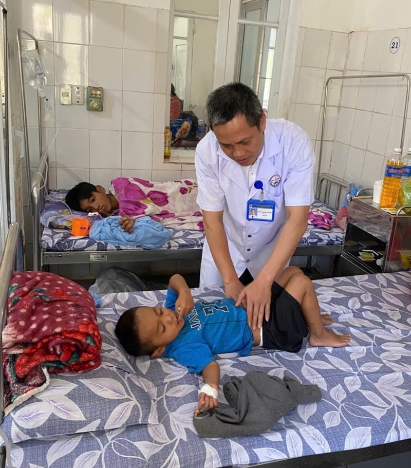 Các bệnh nhân là học sinh thuộc Trường PTDT bán trú Tiểu học và THCS Hướng Lộc được điều trị và theo dõi tại bệnh viện