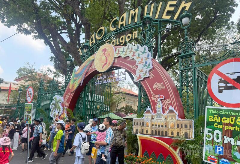 Nghỉ lễ 30/4–1/5: TP.Hồ Chí Minh bùng nổ du khách, phố phường rực sắc cờ hoa - 8