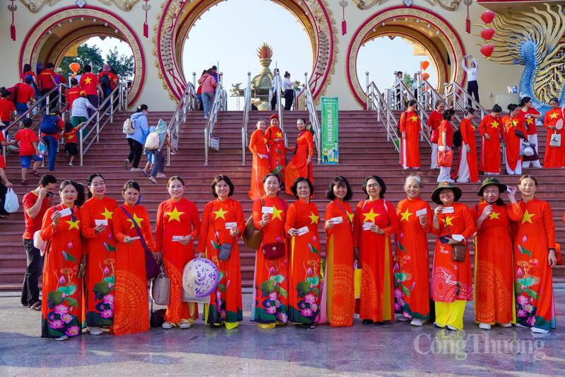 Nghỉ lễ 30/4–1/5: TP.Hồ Chí Minh bùng nổ du khách, phố phường rực sắc cờ hoa - 1