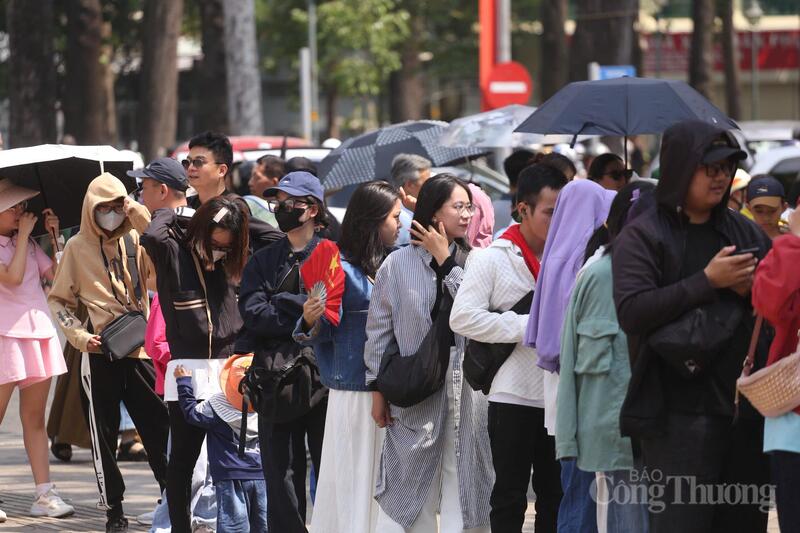 Nghỉ lễ 30/4–1/5: TP.Hồ Chí Minh bùng nổ du khách, phố phường rực sắc cờ hoa - 4