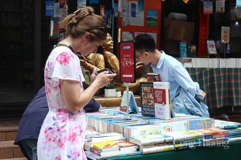 Nghỉ lễ 30/4–1/5: TP.Hồ Chí Minh bùng nổ du khách, phố phường rực sắc cờ hoa - 6
