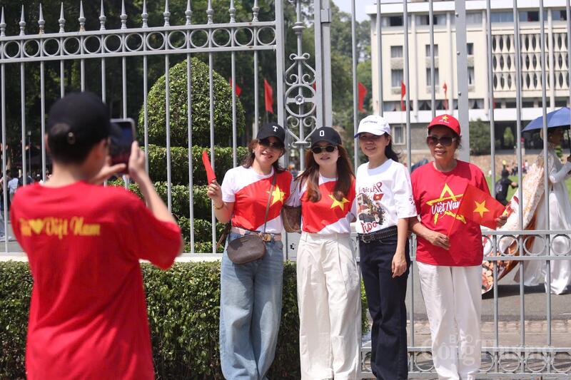 Du khách xếp hàng vào tham quan và chụp ảnh lưu niệm tại Dinh Độc Lập trong dịp nghỉ lễ 30/4.