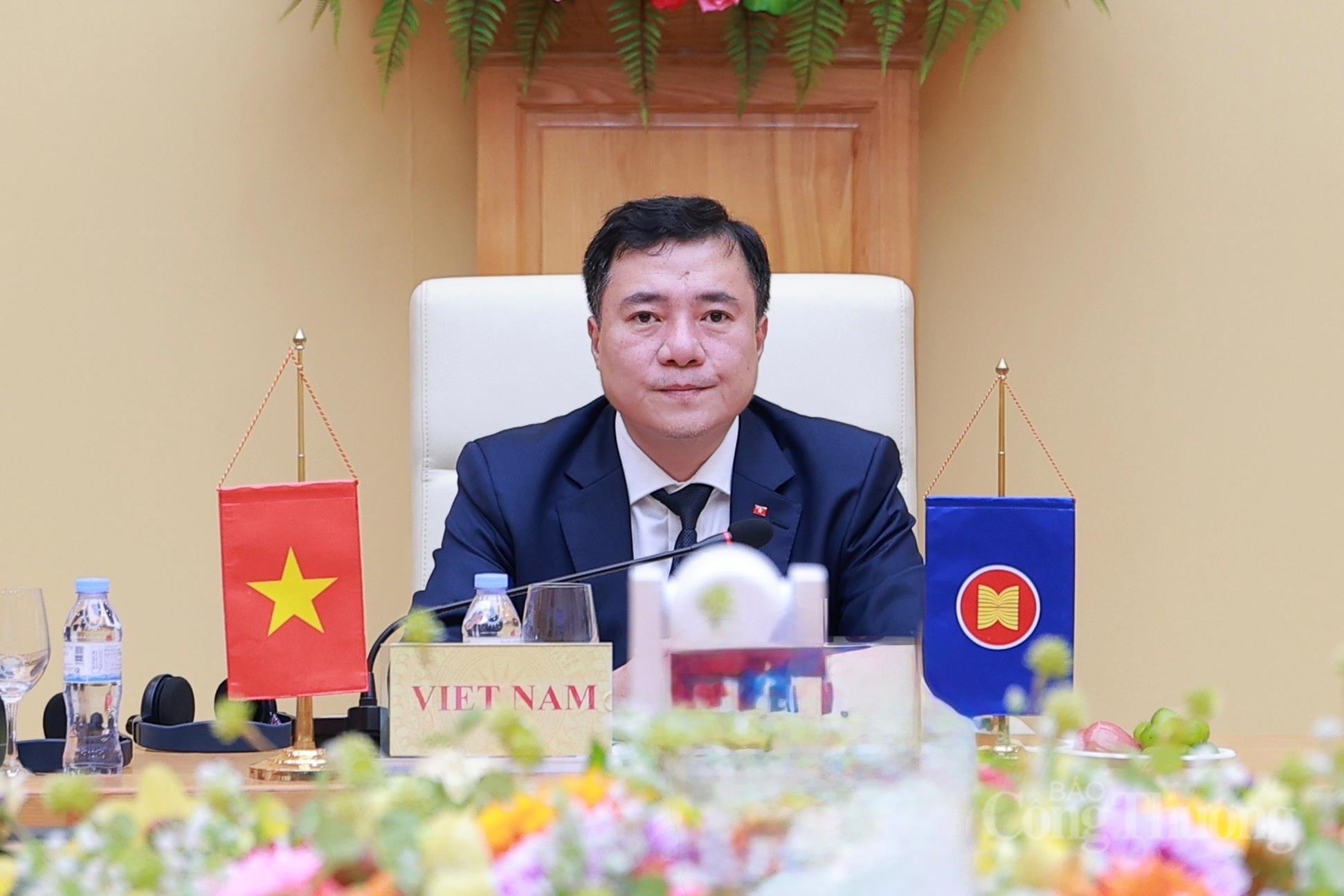 Thứ trưởng Bộ Công Thương Nguyễn Sinh Nhật Tân phát biểu tại hội nghị. Ảnh: Quỳnh Trang
