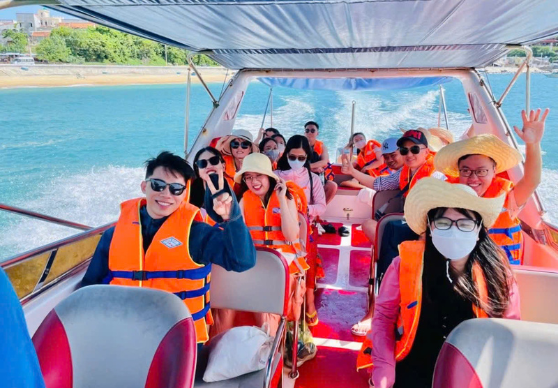 Nhu cầu di chuyển bằng đường thủy tăng cao khiến đội tàu, ca nô hoạt động liên tục.
