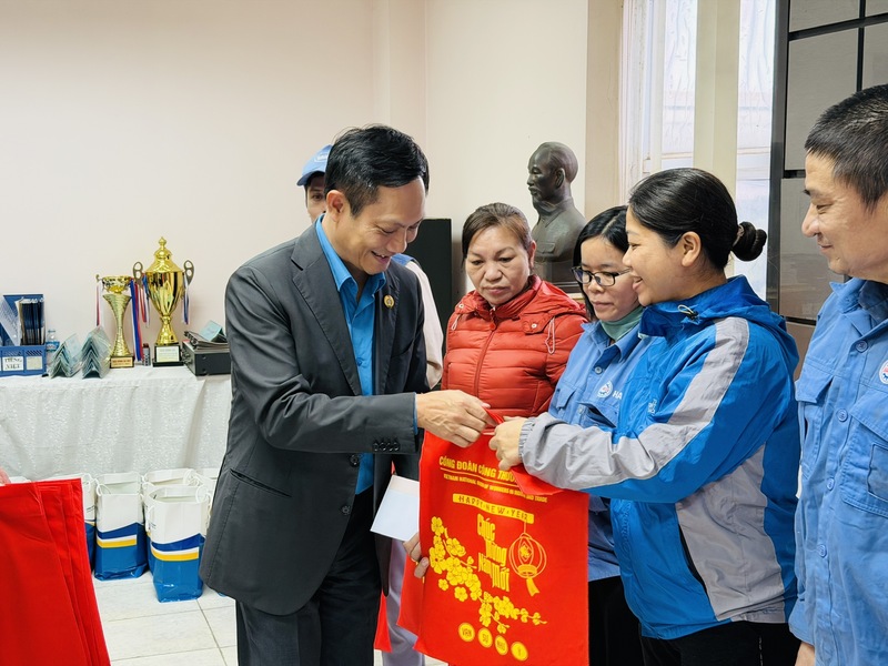 Công đoàn Công Thương Việt Nam tổ chức thăm hỏi, chúc Tết, tặng quà và hỗ trợ trực tiếp tại các đơn vị, cơ sở trực thuộc trong dịp Tết Nguyên đán. Ảnh: Công đoàn Công Thương Việt Nam
