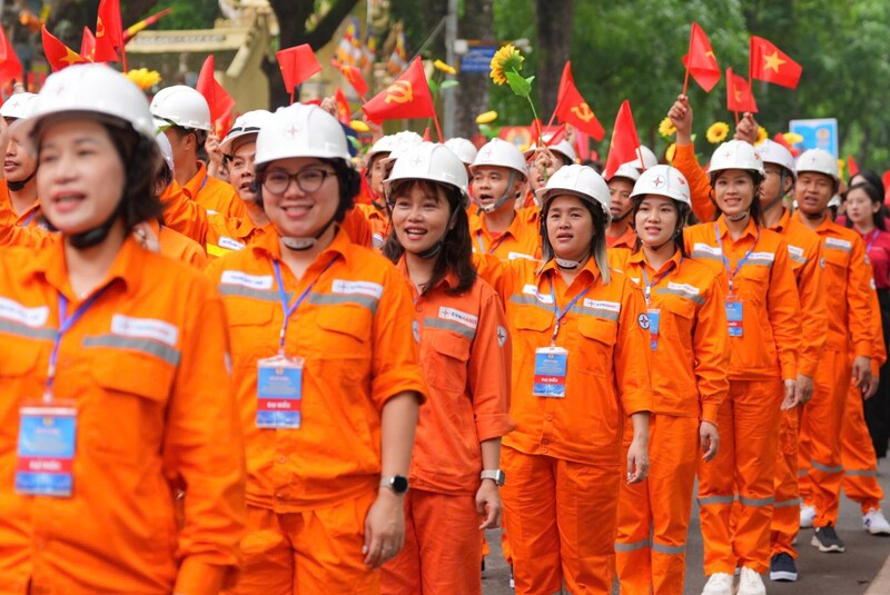 Đoàn viên Công đoàn Điện lực Việt Nam tham gia diễu hành chào mừng kỷ niệm  140 năm Ngày Quốc tế lao động. Ảnh: Hữu Chánh