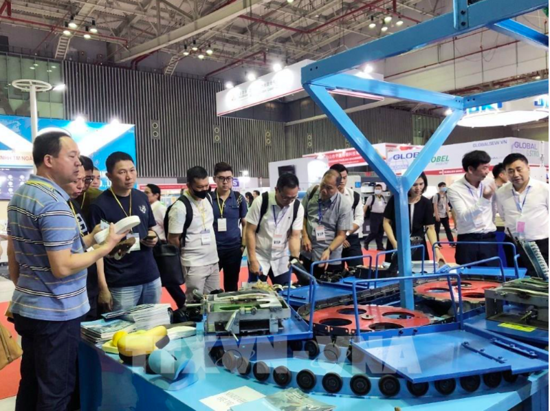 Hội chợ triển lãm quốc tế da và giày Việt Nam 2025 thu hút sự quan tâm, tham gia của nhiều doanh nghiệp quốc tế. Ảnh minh hoạ: TTXVN