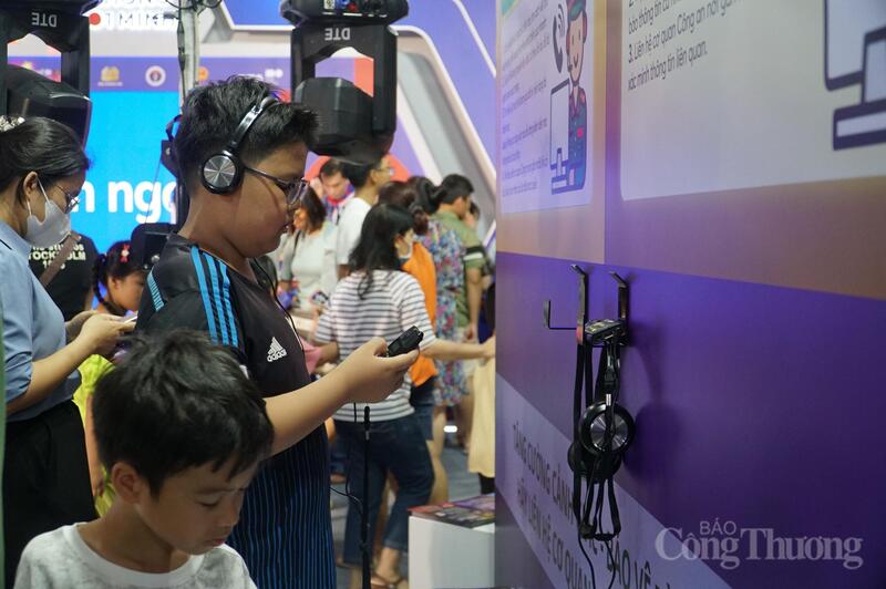Tại khu vực triển lãm ngoài trời chủ đề "Bức tường an ninh mạng", các em nhỏ thông qua các trải nghiệm các cuộc gọi lừa đảo và được giải đáp để nâng cao cảnh giác phòng, chống tội phạm công nghệ.