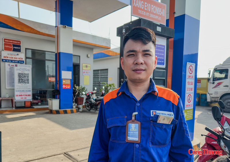 "Nhìn chung hầu hết bà con mình đón nhận rất tích cực. Từ hôm qua, khi chuyển sang bán loại này, một vài bác cũng có hỏi kỹ lắm, anh em chúng tôi vừa bơm vừa tranh thủ giải thích cho khách, bơm loại này xe chạy êm, mát máy, các bác nghe vậy cũng phấn khởi.", anh Vũ Hữu Thuấn, nhân viên bán hàng tại của hàng xăng dầu số 10 thông tin với phóng viên Báo Công Thương.