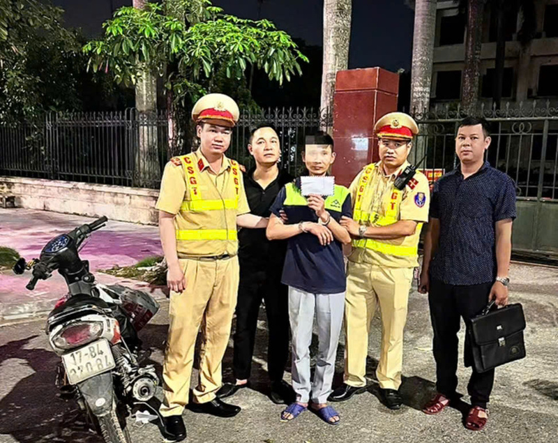 Lực lượng chức năng tỉnh Hưng Yên bắt giữ đối tượng Nguyễn Văn Ng. về hành vi tàng trữ trái phép chất ma túy. Ảnh: Công an tỉnh Hưng Yên