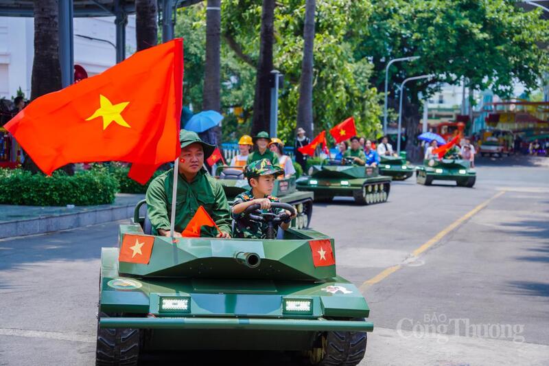 Dịch vụ lái xe tăng mini tại Suối Tiên được người dân hào hứng trải nghiệm