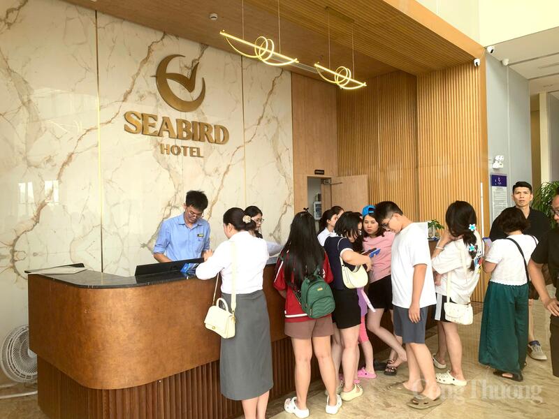 Du khách xếp hàng "check-in" tại khách sạn SEABIRD. Ảnh: Trọng Tùng