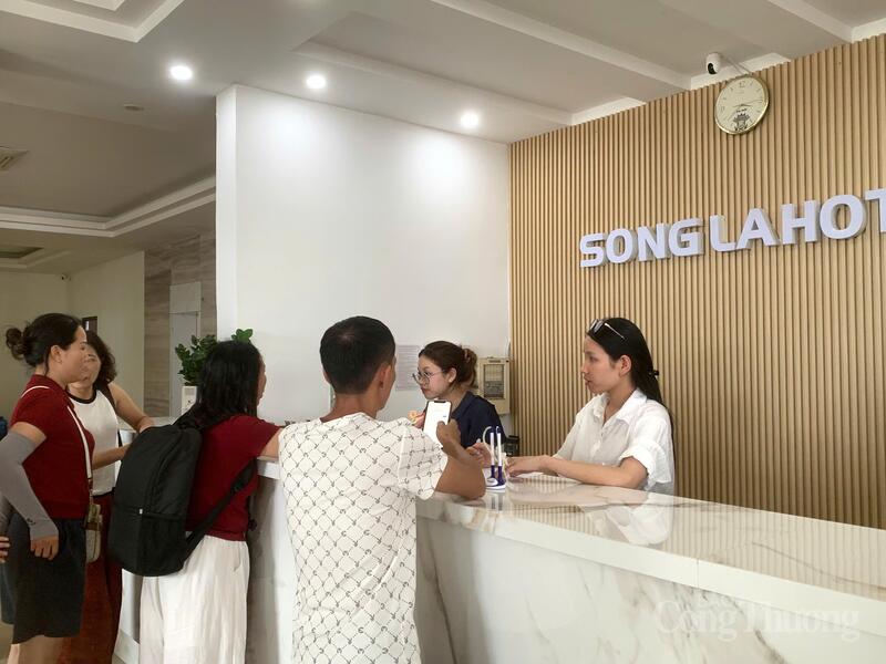 Dù đông khách nhưng các đơn vị cam kết không để xảy ra tình trạng tự ý nâng giá phòng hay "ép" khách sử dụng dịch vụ. Ảnh: Trọng Tùng