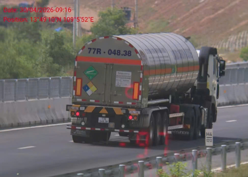 Lực lượng Cảnh sát giao thông phát hiện trường hợp xe bồn vi phạm tốc độ ngày 30/4. Ảnh: Cục Cảnh sát giao thông