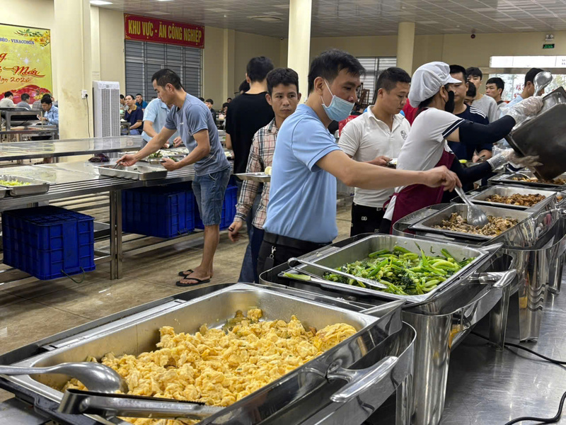 Công tác đảm bảo an toàn vệ sinh lao động cho người lao động tại Công ty Than Núi Béo cũng được thể hiện qua các bữa cơm công đoàn.