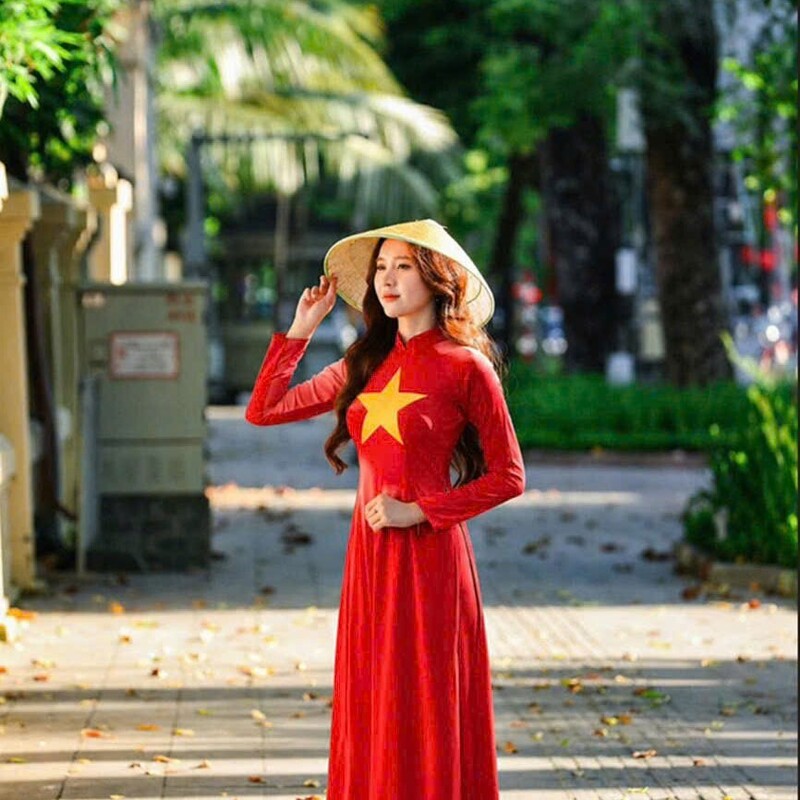 Các bạn trẻ trong tà áo dài truyền thống lưu lại những khoảnh khắc đẹp trong kỳ nghĩ lễ ý nghĩa, lan toả các "địa chỉ đỏ", các điểm du lịchcủa quê hương Nghệ An