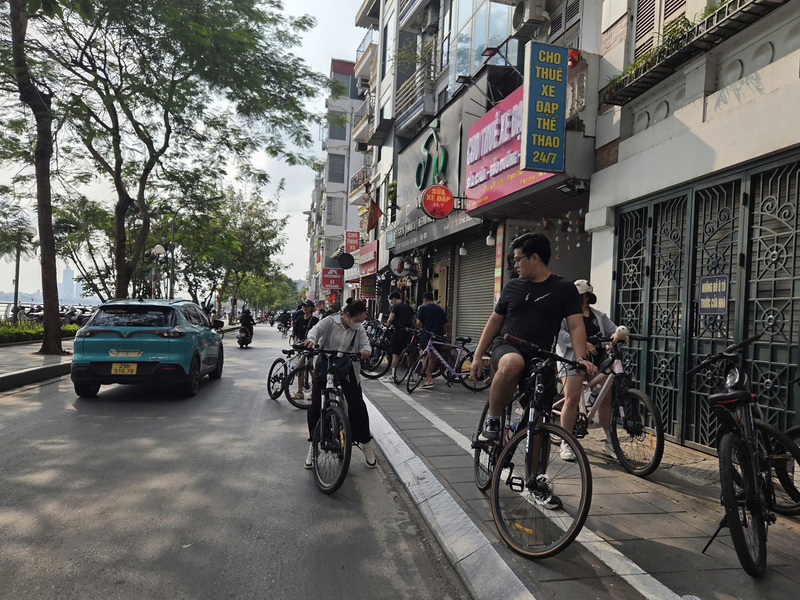 Trong buổi sáng nghỉ lễ, nhiều bạn trẻ lên Hồ Tây thuê xe đạp, thong thả dạo quanh, tận hưởng không khí trong lành.
