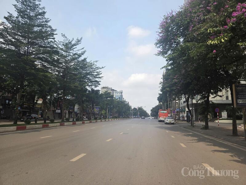 Đường Hoàng Quốc Việt vào lúc 9 giờ sáng ngày 1/5.