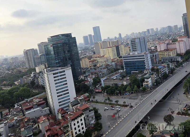 Tuyến đường Nguyễn Văn Huyên nhìn từ trên cao giao thông thông thoáng, phương tiện thưa thớt.