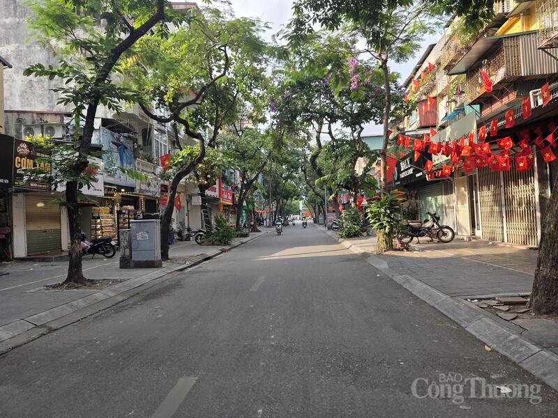 Một số cơ sở kinh doanh trên phố Tô Hiệu đóng cửa nghỉ lễ, khiến tuyến phố càng trở nên vắng vẻ.