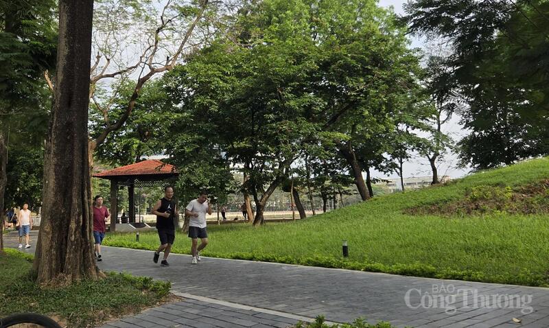 Người dân thong thả tập thể dục tại công viên Nghĩa Đô.