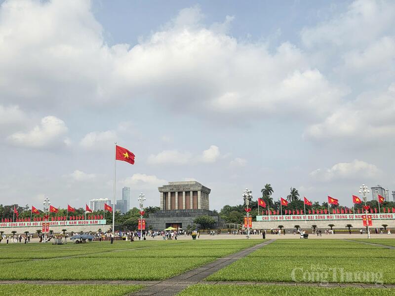 Trong không khí của những ngày lễ lớn, đông đảo người dân và du khách đã tới Lăng Chủ tịch Hồ Chí Minh để vào viếng Bác.
