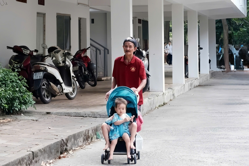 Dù đông đúc, Thảo Cầm Viên vẫn là lựa chọn ưu tiên của nhiều gia đình để trẻ em có cơ hội trải nghiệm thực tế và gần gũi với thiên nhiên. Ảnh: Minh Anh.