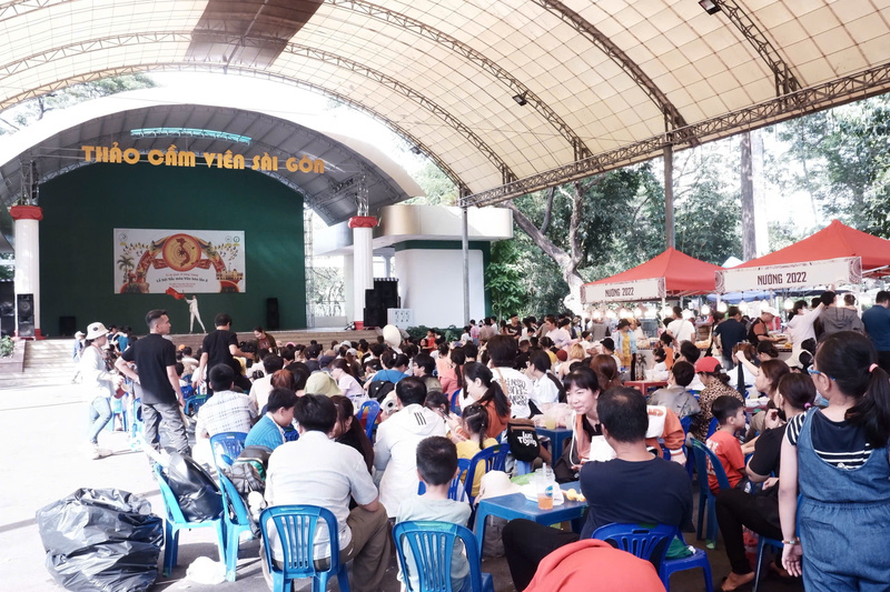 Người dân và du khách tập trung đông đảo tại khu vực sân khấu trung tâm để theo dõi các chương trình văn nghệ chào mừng ngày lễ. Ảnh: Minh Anh.