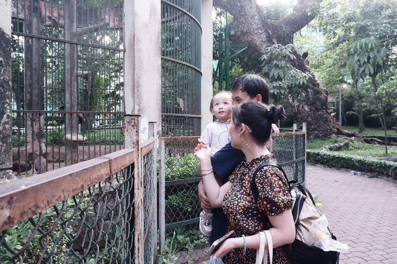 Kỳ nghỉ lễ là dịp để cả gia đình cùng dành thời gian bên nhau, đưa các bé đi khám phá thế giới động vật. Ảnh: Minh Anh.