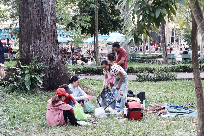 Sau khi kết thúc buổi dã ngoại, nhiều gia đình chủ động thu gom rác thải, dọn dẹp sạch sẽ khu vực thảm cỏ trước khi ra về. Ảnh: Minh Anh.