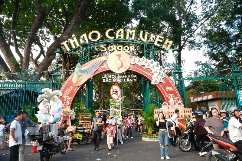 Cổng chính Thảo Cầm Viên Sài Gòn rực rỡ sắc màu trong dịp lễ 30/4 - 1/5, đón chào hàng ngàn lượt khách đổ về tham quan và vui chơi. Ảnh: Minh Anh.